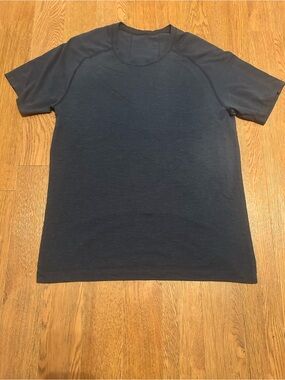 Men’s lululemon short sleeve medium
